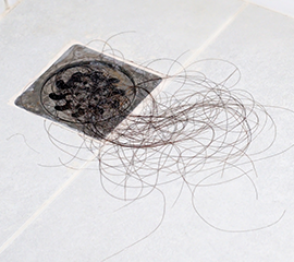 5 maneras inteligentes de prevenir obstrucciones de cabello en la regadera